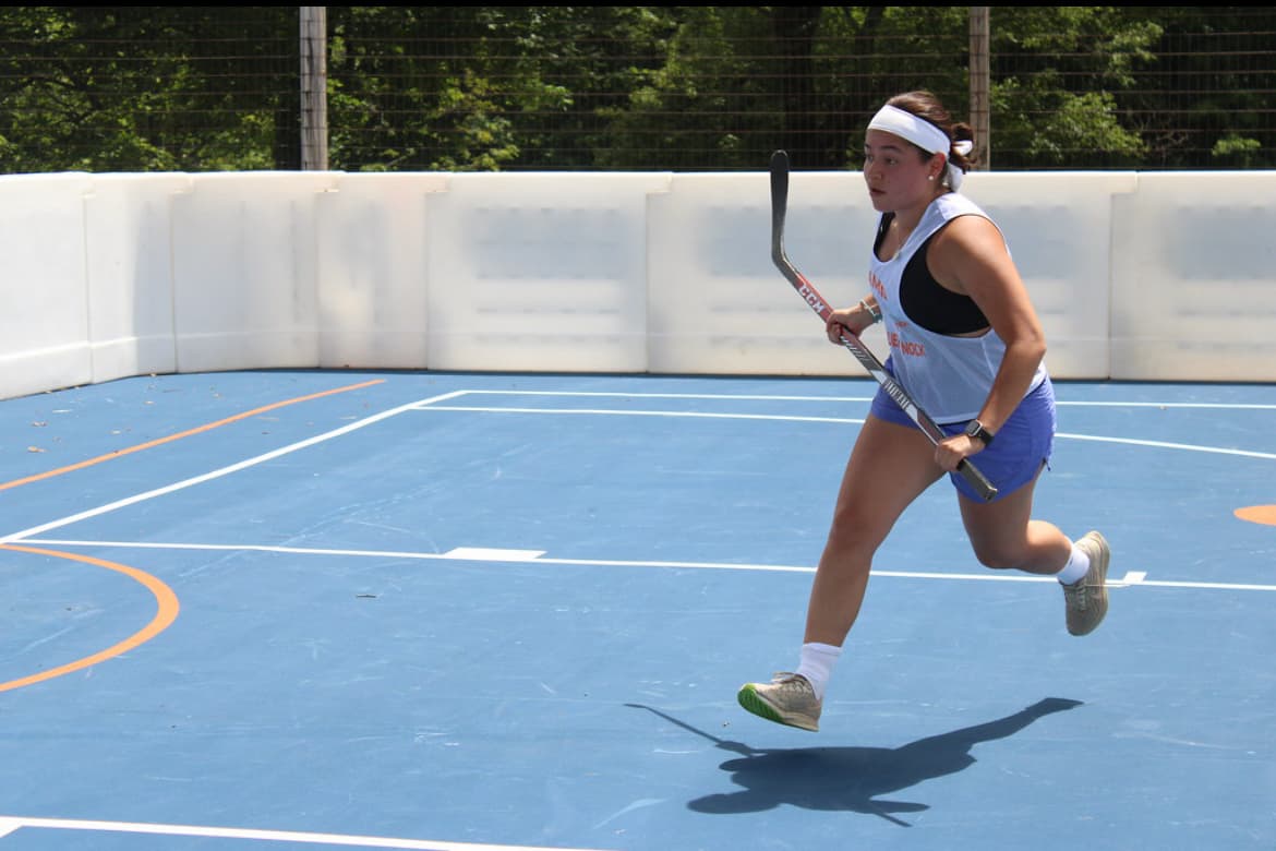 Ana Pinzón sprinting down the court with a hockey stick